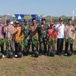 Selain membangun infrastruktur, TMMD kali ini juga menjaga kelestarian alam dengan membagikan bibit tanaman keras (foto Humas Polres Wonogiri)