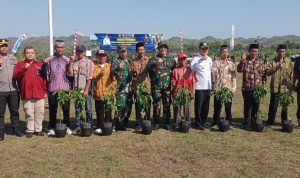 Selain membangun infrastruktur, TMMD kali ini juga menjaga kelestarian alam dengan membagikan bibit tanaman keras (foto Humas Polres Wonogiri)
