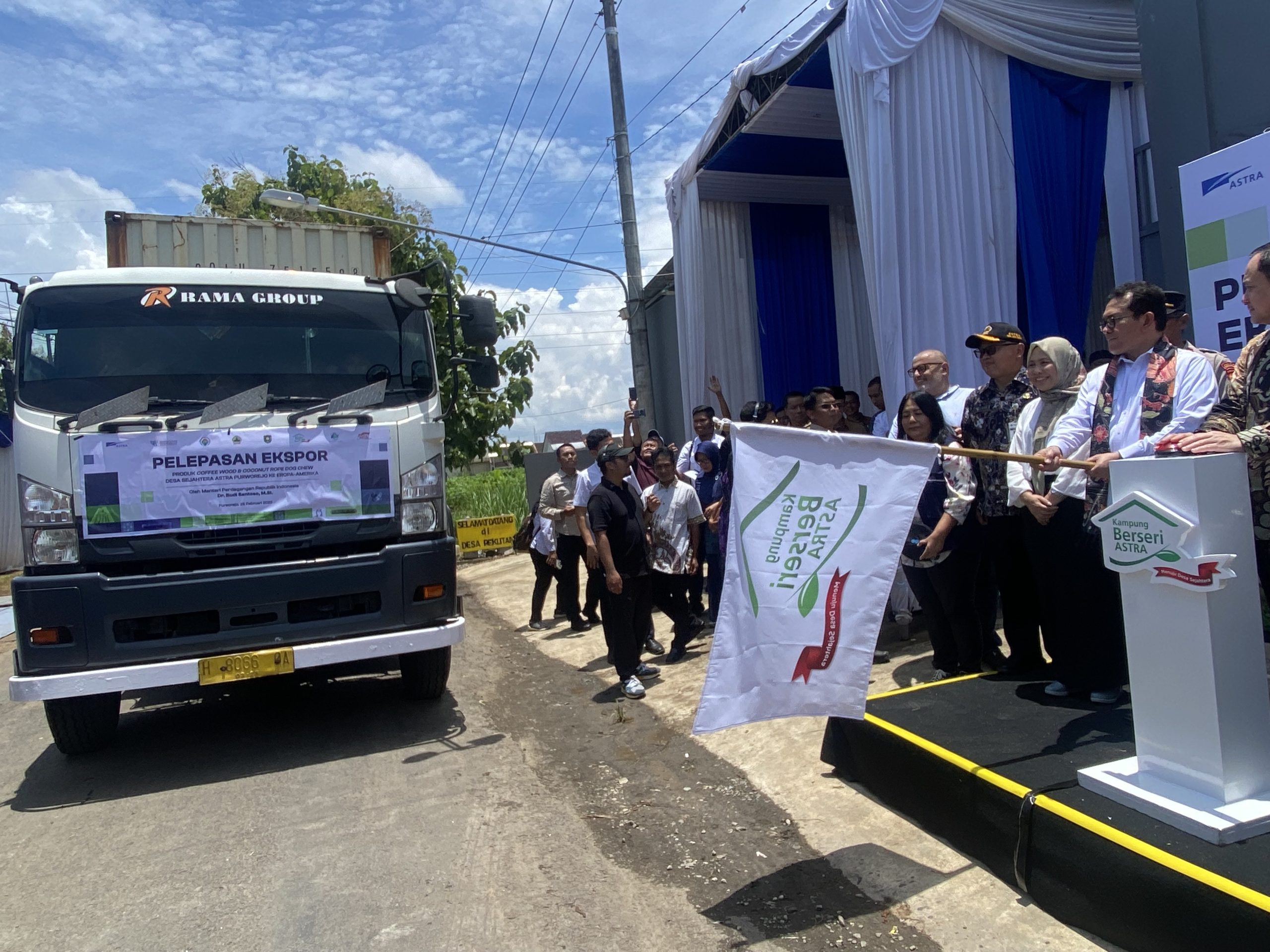 Mendag RI Budi Santoso melepasekspor produk coffee wood dan coconut rope chew ke Eropa-Amerika di Desa Pekutan, Bayan, Purworejo, Jawa Tengah pada Selasa (25/2/2025). (Jihan Aron Vahera/Jatengpress)