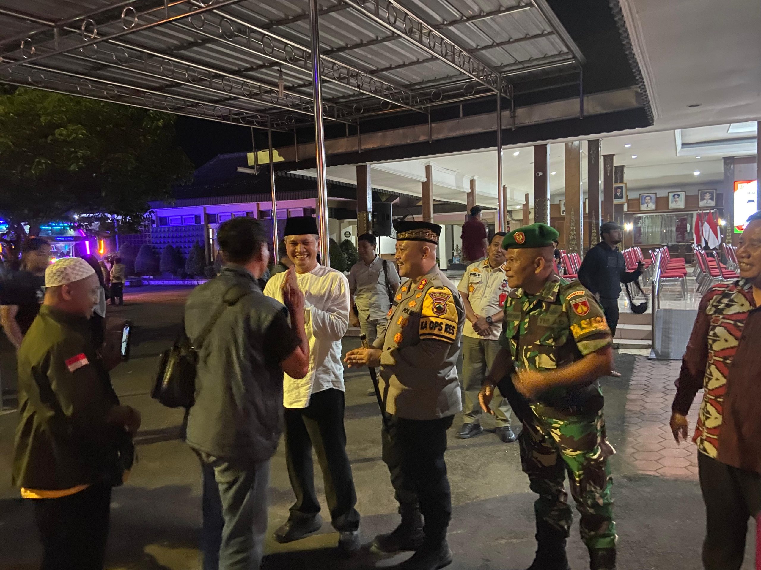 Bupati Wonogiri Setyo Sukarno bersama Kapolres Wonogiri, AKBP Jarot Sungkowo, S.H., S.I.K., didampingi jajaran Forkopimda Kabupaten Wonogiri, menerima kedatangan rombongan mudik gratis di pendopo rumah dinas Bupati Wonogiri, Rabu malam (26/3/2025).