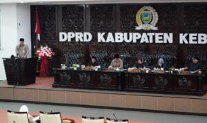 Agung Nur Wahid SH MH (di podium) membacakan laporan hasil Pembahasan Raperda Kesejahteraan Lansia