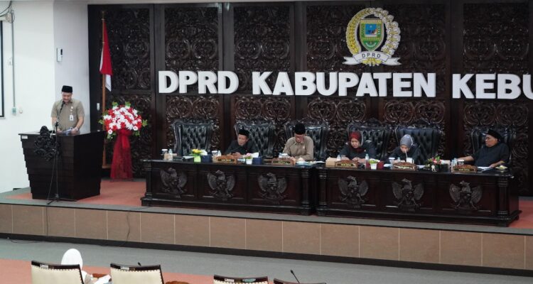 Agung Nur Wahid SH MH (di podium) membacakan laporan hasil Pembahasan Raperda Kesejahteraan Lansia