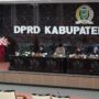 Agung Nur Wahid SH MH (di podium) membacakan laporan hasil Pembahasan Raperda Kesejahteraan Lansia