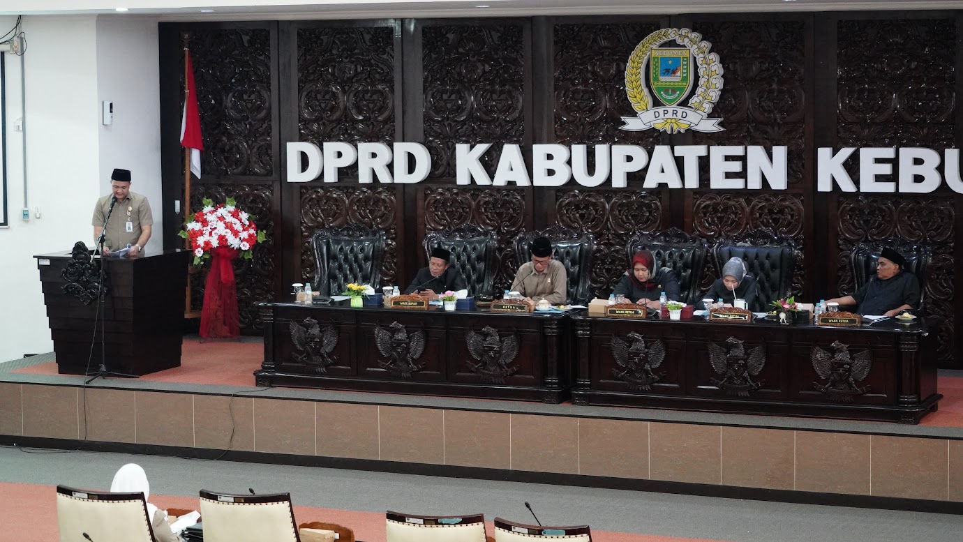 Agung Nur Wahid SH MH (di podium) membacakan laporan hasil Pembahasan Raperda Kesejahteraan Lansia