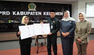 Bupati Kebumen Hj Lilis Nuryani (jilbab kuning) bersama Pimpinan DPRD Kabupaten Kebumen, Jumat (26/9/2025).