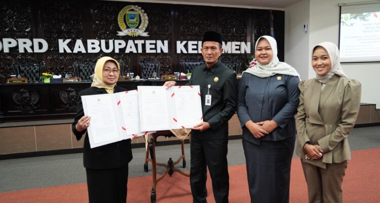 Bupati Kebumen Hj Lilis Nuryani (jilbab kuning) bersama Pimpinan DPRD Kabupaten Kebumen, Jumat (26/9/2025).