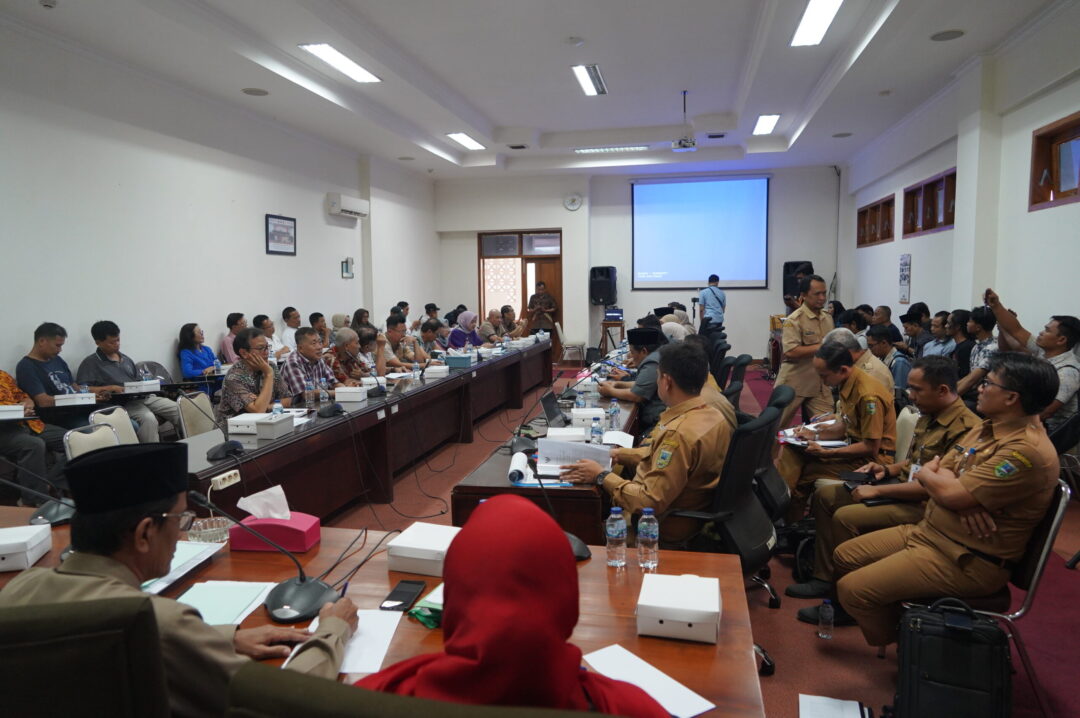 DSC06869 Suasana Audiensi Para Pemilik Ruko Pasar Gombong dengan pihak terkait