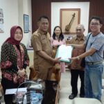 Sekretaris DPRD Drs Munadi (Baju khaki) saat menerima kedatangan pemilik ruko di Pasar Wonokriyo Gombong.