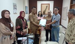 Sekretaris DPRD Drs Munadi (Baju khaki) saat menerima kedatangan pemilik ruko di Pasar Wonokriyo Gombong. Sekretaris DPRD Drs Munadi (Baju khaki) saat menerima kedatangan pemilik ruko di Pasar Wonokriyo Gombong.