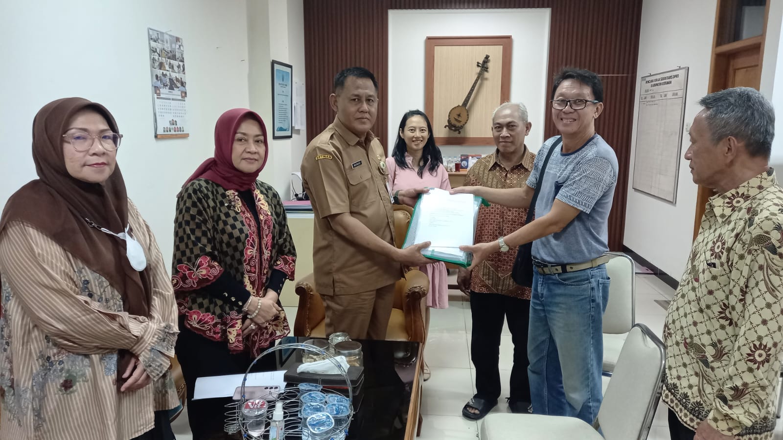 Sekretaris DPRD Drs Munadi (Baju khaki) saat menerima kedatangan pemilik ruko di Pasar Wonokriyo Gombong. Sekretaris DPRD Drs Munadi (Baju khaki) saat menerima kedatangan pemilik ruko di Pasar Wonokriyo Gombong.