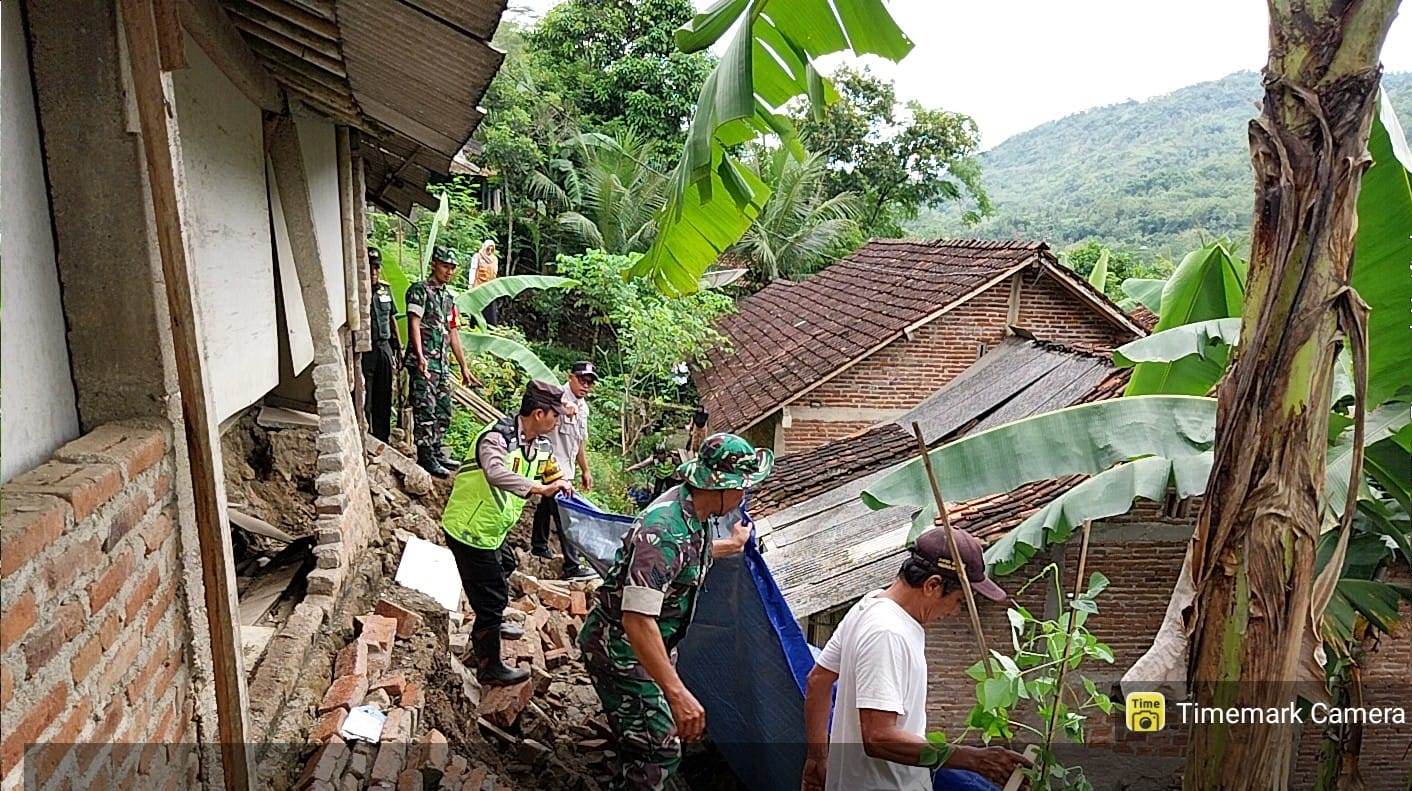 tembok rumah warga kebumen roboh