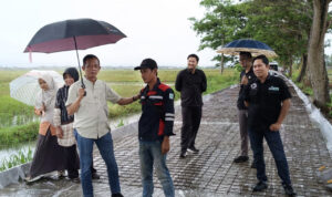 Sejumlah anggota Komisi D DPRD Kebumen saat melakukan Sidak ke sejumlah titik pembangunan jalan.