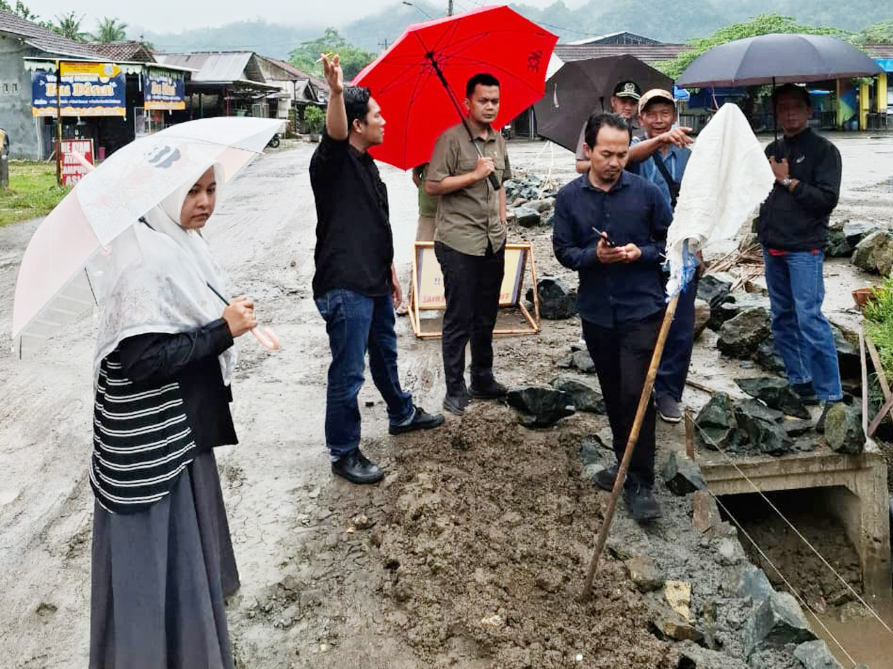 Rombongan Komisi D DPRD Kebumen mengecek proyek pekejaan infrastruktur pada ruas Jalan Demangsari-Jatijajar, Kamis (30/10).