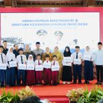 Bupati, Pimpinan DPRD, dan Para Ketua Komisi saat penyaluran Bantuan