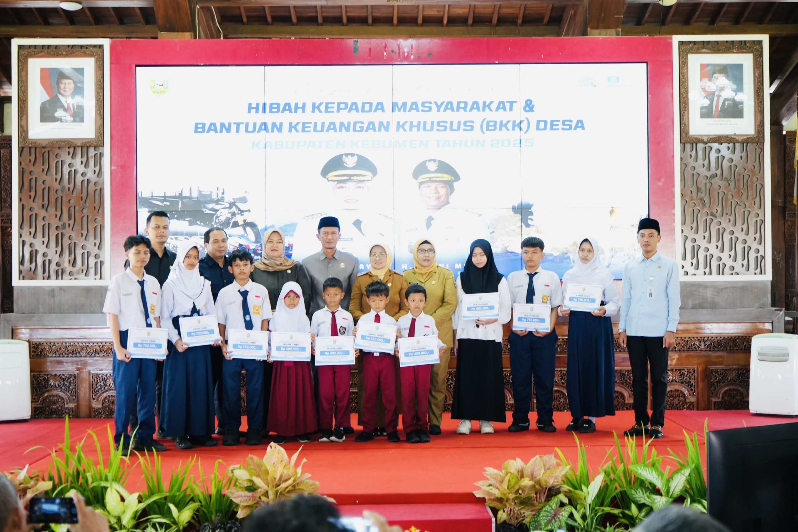 Bupati, Pimpinan DPRD, dan Para Ketua Komisi saat penyaluran Bantuan