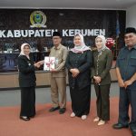 Pemkab Kebumen melalui Bupati Hj Lilis Nuryani menyampaikan Raperda Pengembangan Geopark untuk dibahas DPRD.