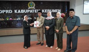 Pemkab Kebumen melalui Bupati Hj Lilis Nuryani menyampaikan Raperda Pengembangan Geopark untuk dibahas DPRD. Pemkab Kebumen melalui Bupati Hj Lilis Nuryani menyampaikan Raperda Pengembangan Geopark untuk dibahas DPRD.