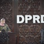 Asisten II Sekda Kebumen Sri Kuntarti saat membacakan Jawaban Bupati di Rapat Paripurna DPRD