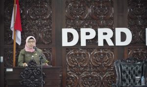 Asisten II Sekda Kebumen Sri Kuntarti saat membacakan Jawaban Bupati di Rapat Paripurna DPRD