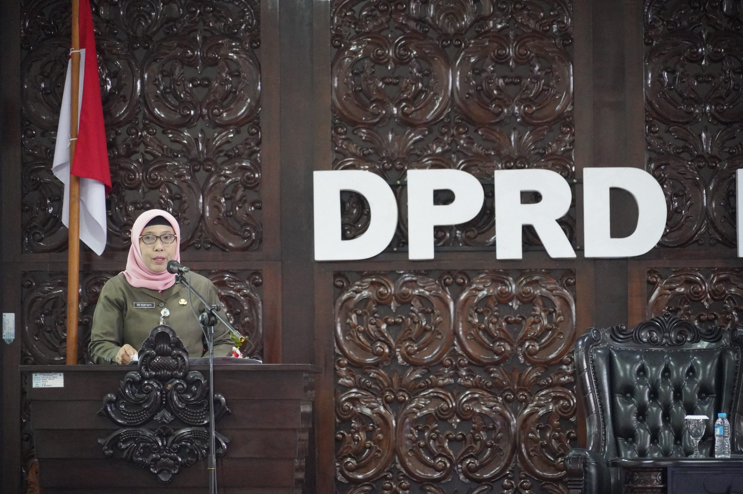 Asisten II Sekda Kebumen Sri Kuntarti saat membacakan Jawaban Bupati di Rapat Paripurna DPRD