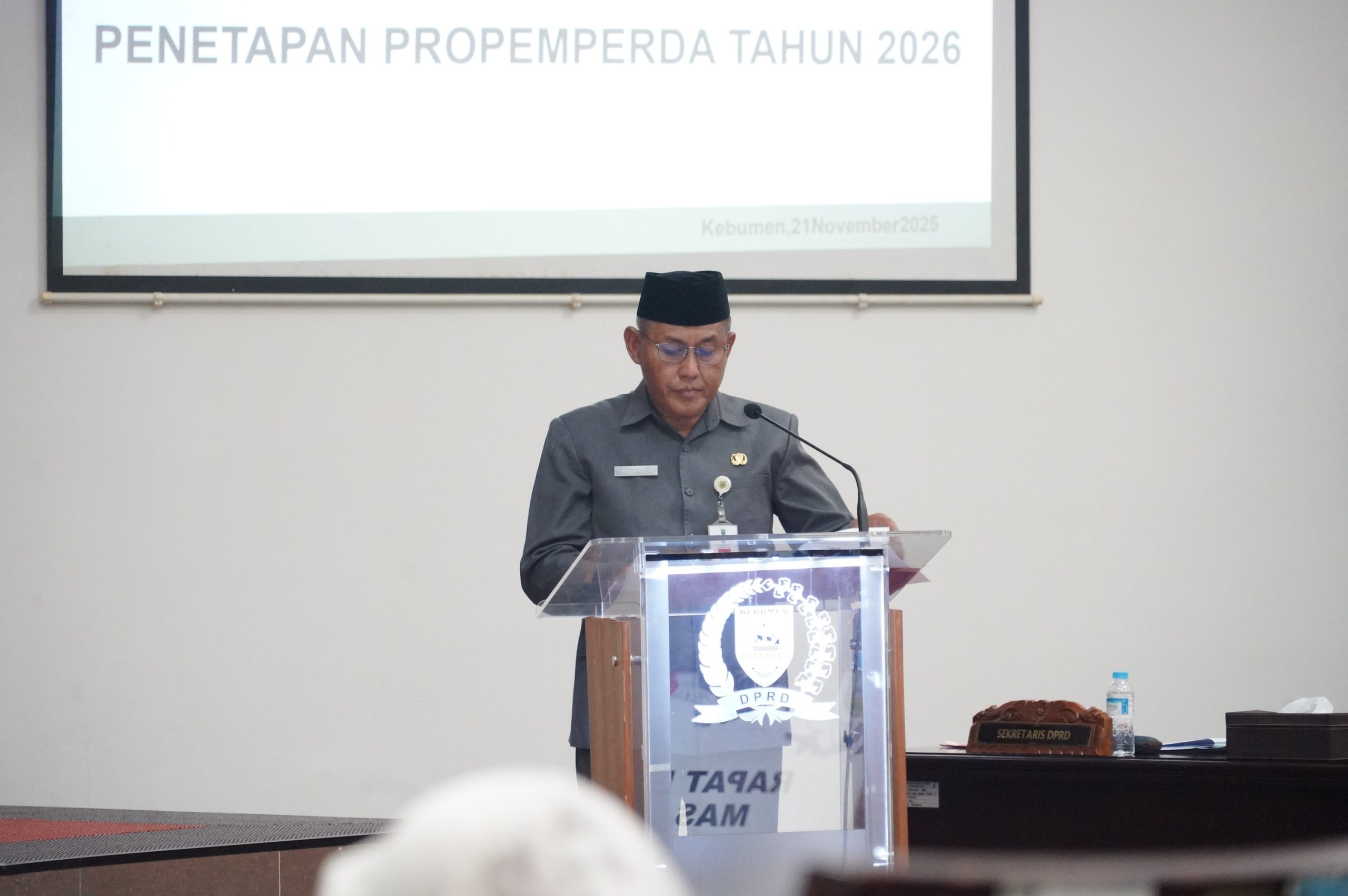 Sekretaris DPRD (Sekwan) Kebumen membacakan Rancangan Keputusan tentang persetujuan Propemperda tahun 2026