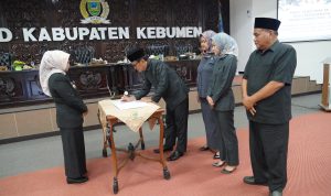 Ketua DPRD Kebumen H Saman tandatangani Berita Acara Kesepakatan Persetujuan DPRD atas RAPBD Kebumen TA 2026 Ketua DPRD Kebumen H Saman tandatangani Berita Acara Kesepakatan Persetujuan DPRD atas RAPBD Kebumen TA 2026