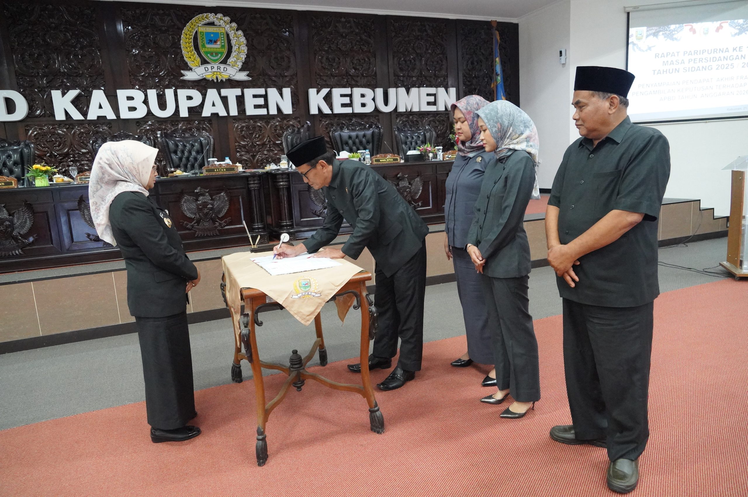 Ketua DPRD Kebumen H Saman tandatangani Berita Acara Kesepakatan Persetujuan DPRD atas RAPBD Kebumen TA 2026