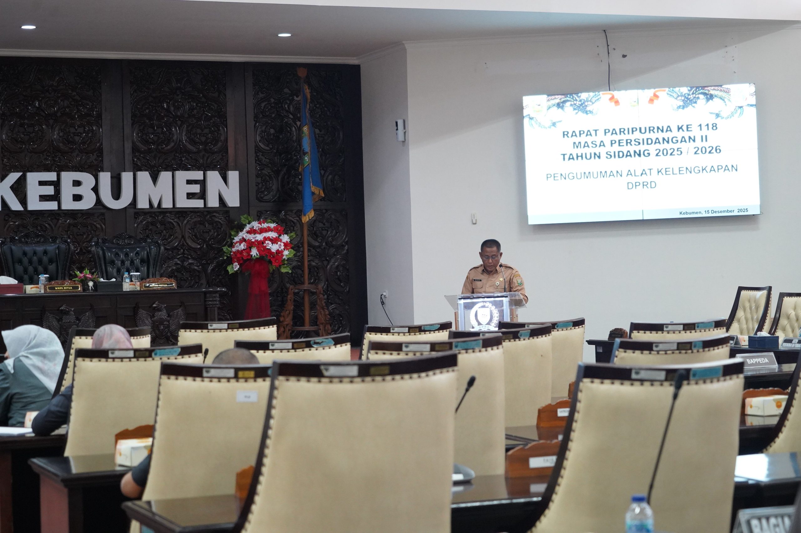 Sekretaris DPRD Kebumen Munadi membacakan SK Pimpinan DPRD tentang Perubahan Keanggotaan AKD