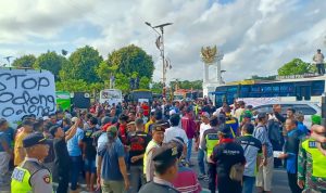 Demo Paguyuban Awak Angkutan Desak Larang Odong-Odong di Jalan Raya.jpg