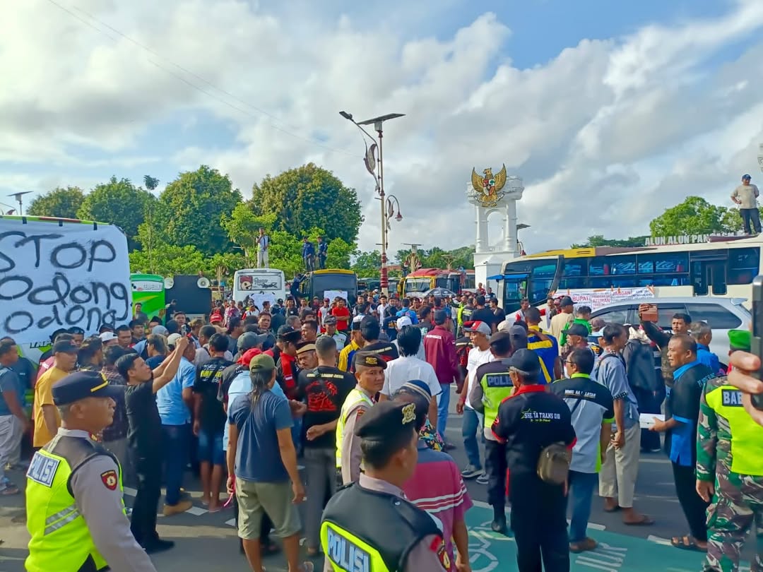 Demo Paguyuban Awak Angkutan Desak Larang Odong-Odong di Jalan Raya.jpg