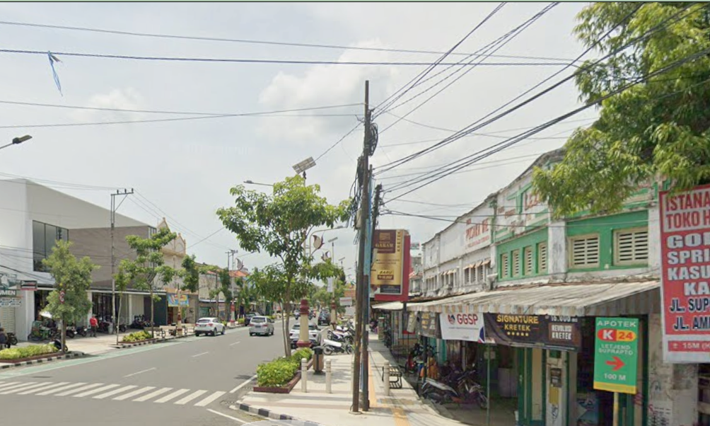 Kabel Telepon yang Semrawut di Kebumen