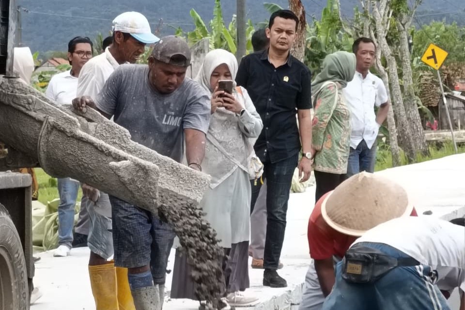 Rombongan Komisi D DPRD Kebumen meninjau langsung sejumlah pekerjaan infrasruktur.