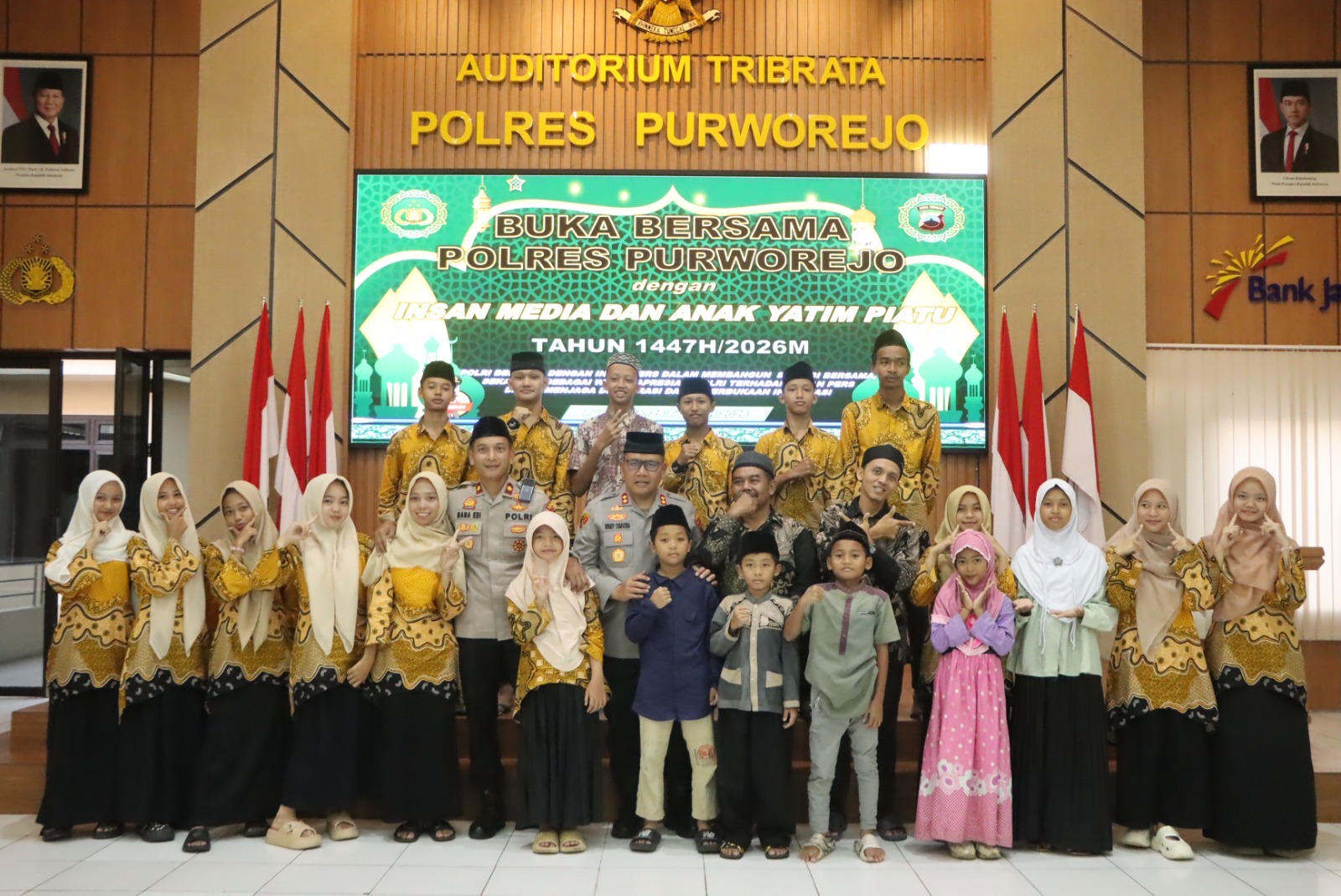 Kapolres Purworejo berfoto bersama usai acara buka bersama.